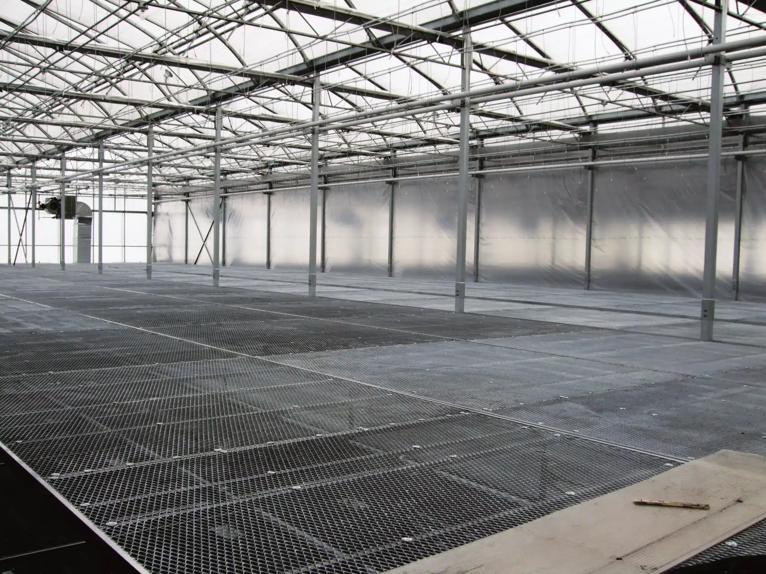 Tables de culture en serre — Durables et performantes 6 systèmes de tables de serre Harnois – tables roulantes dans une serre commerciale