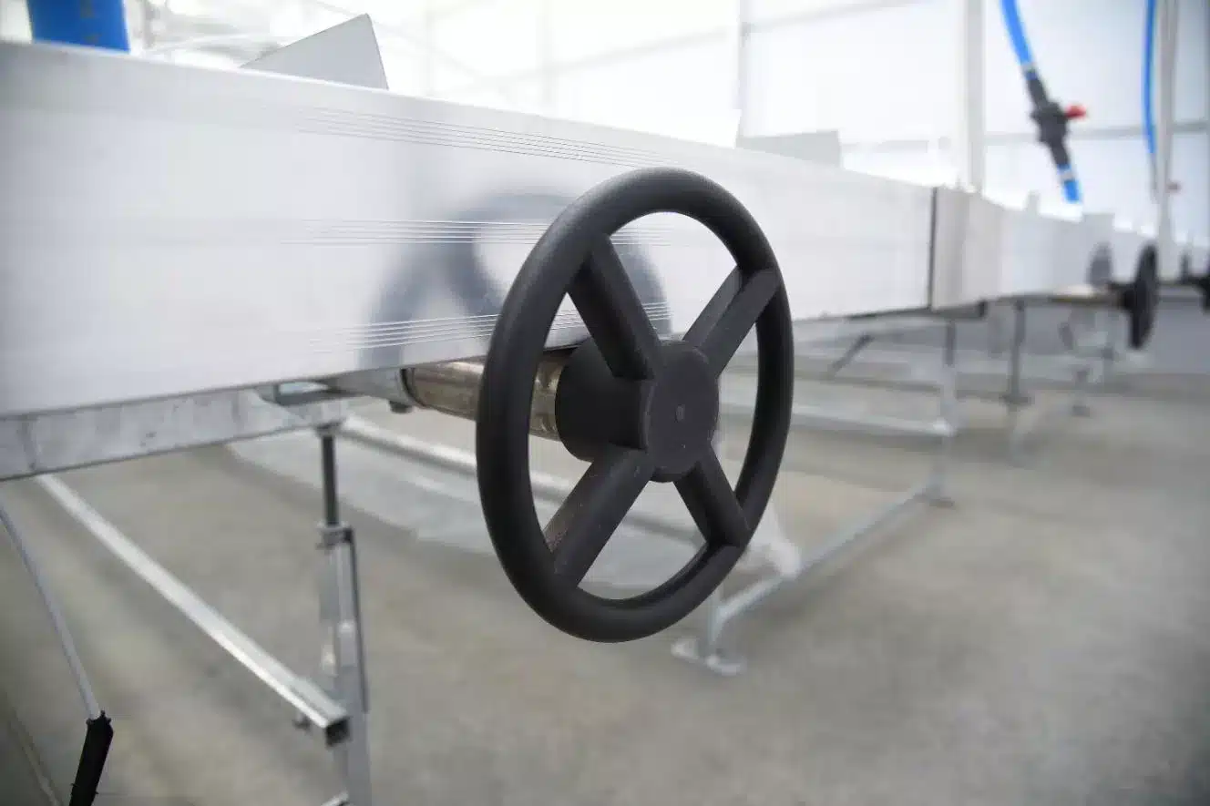 Tables de culture en serre — Durables et performantes 4 Luminosa_cannabis_technique_table_5points_pierreville_2019_(1)_